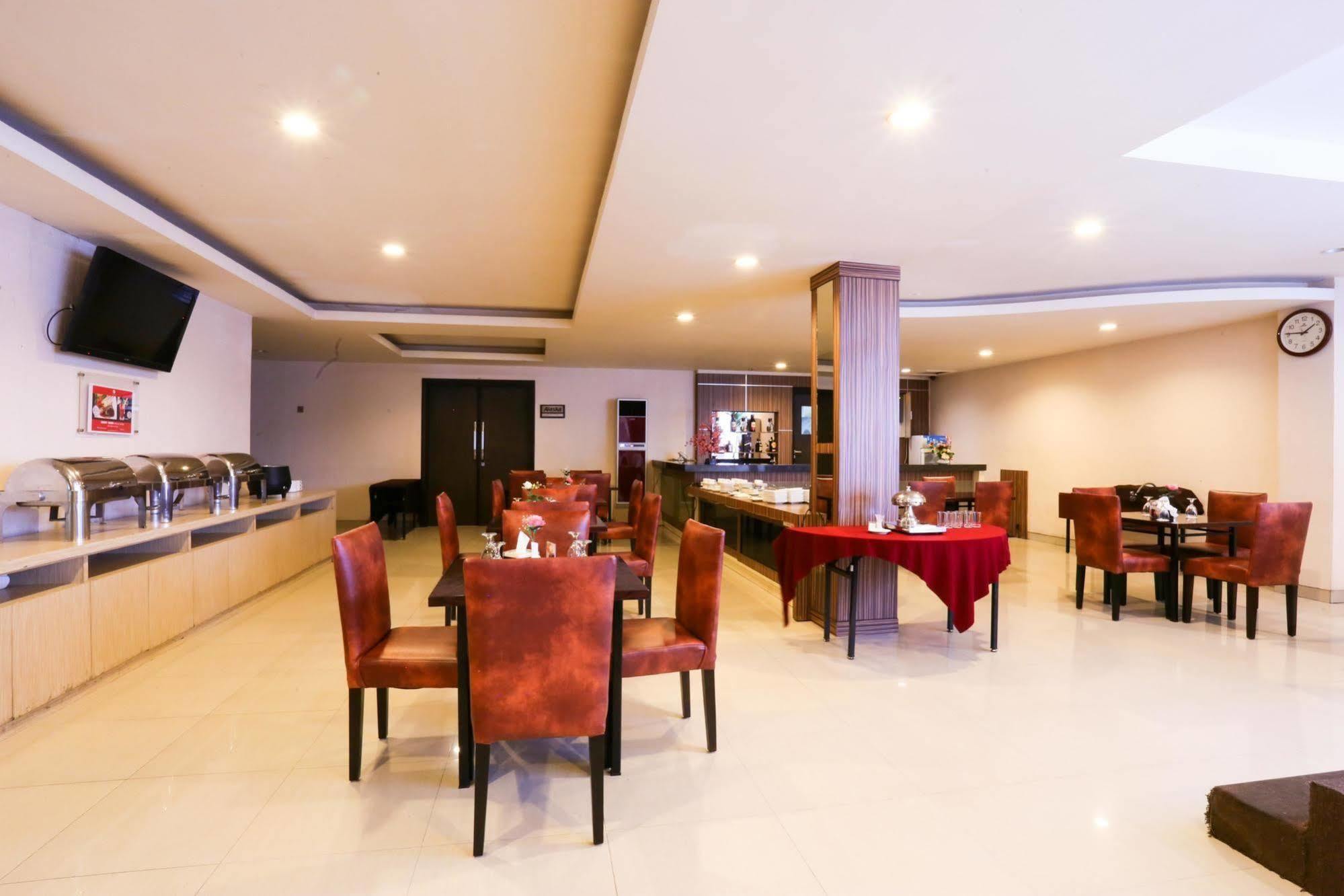 Collection O 1279 Hotel Grand Celino Макасар Екстер'єр фото