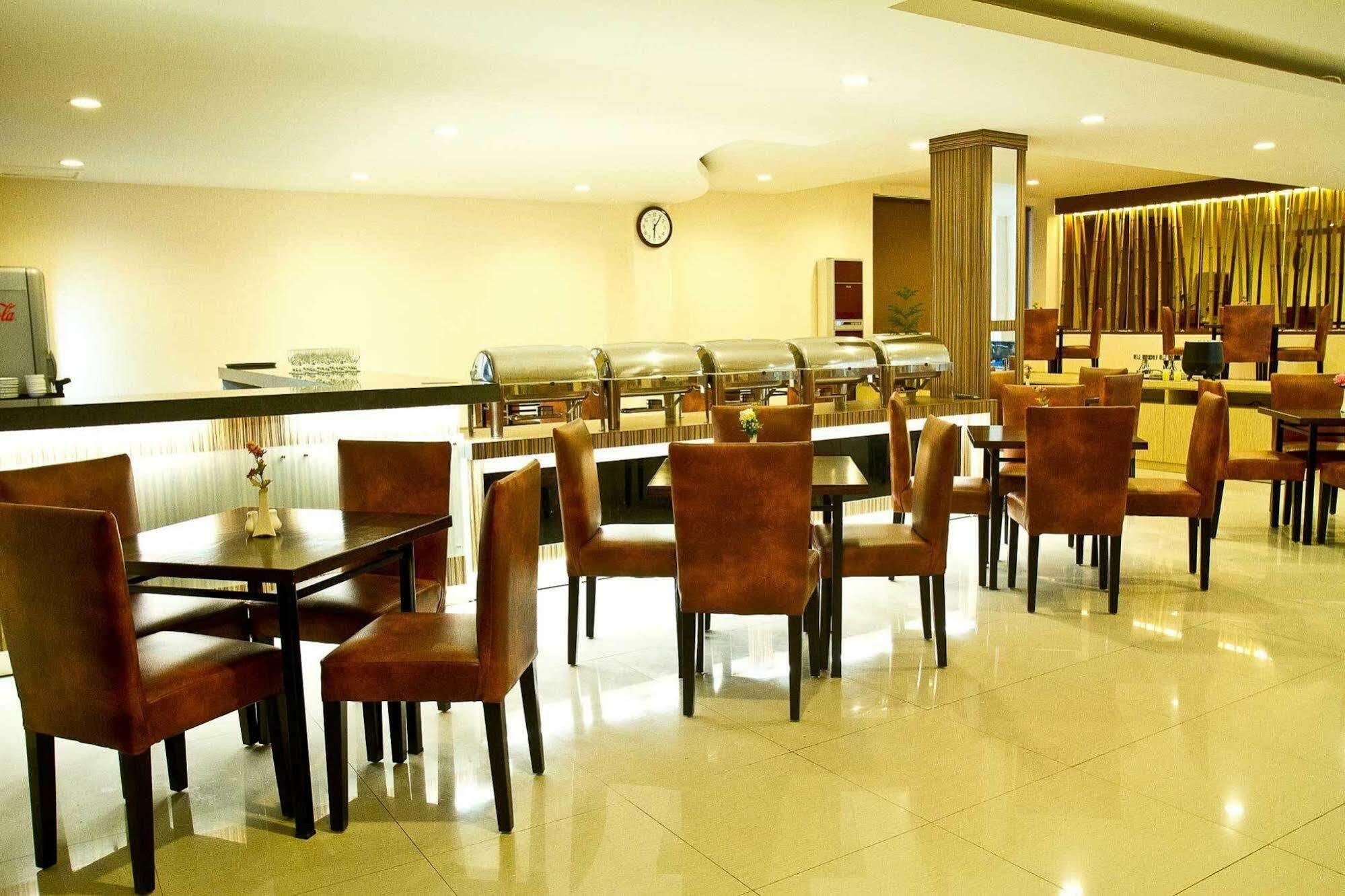 Collection O 1279 Hotel Grand Celino Макасар Екстер'єр фото